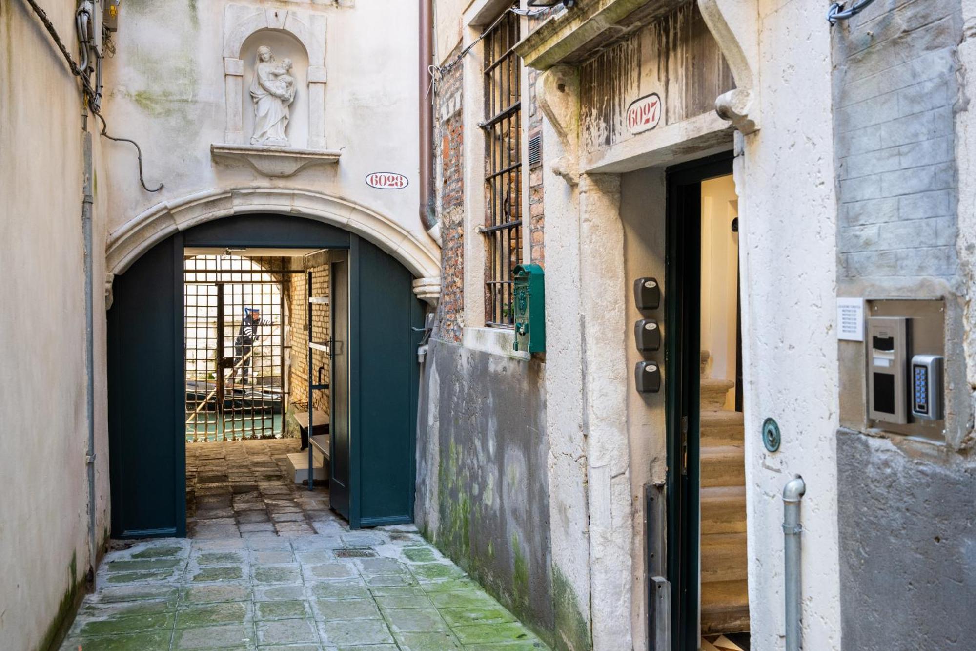 Palazzo Miracoli Apartments เวนิส ภายนอก รูปภาพ